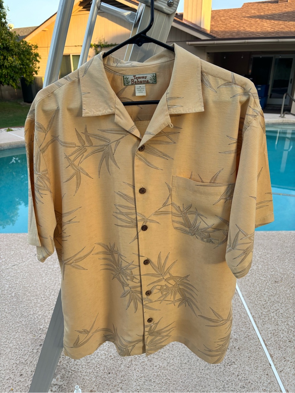 Tommy Bahama Hawaiian shirt in 100% silk. Men's M. Excellent condition. Aloha!